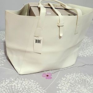 Saks fifth avenue white tote bag, elegant and beautiful for all carry tote